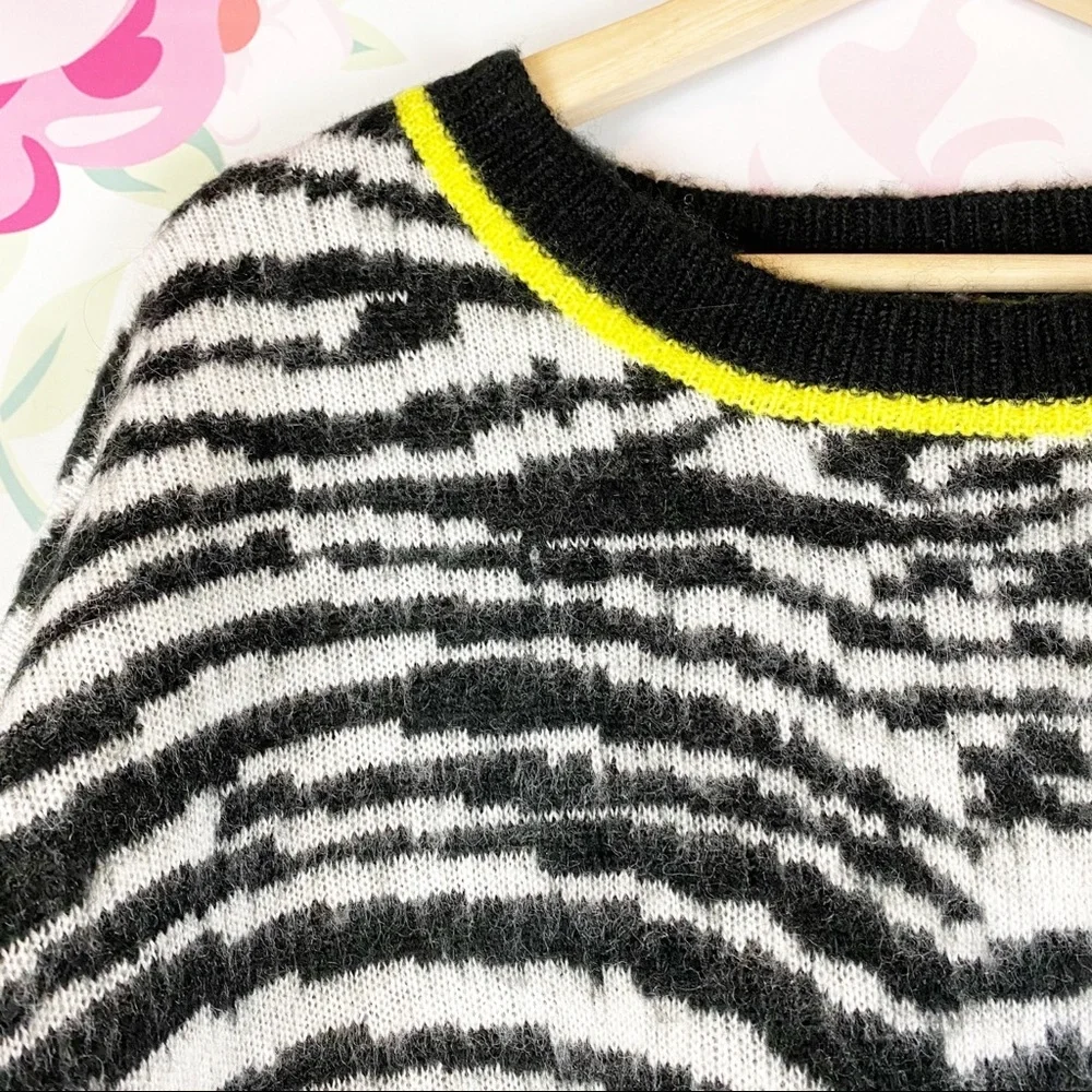NEW Love by Design Zebra Animal Print Fuzzy Crew Neck Sweater XL - Picture 3 of 8